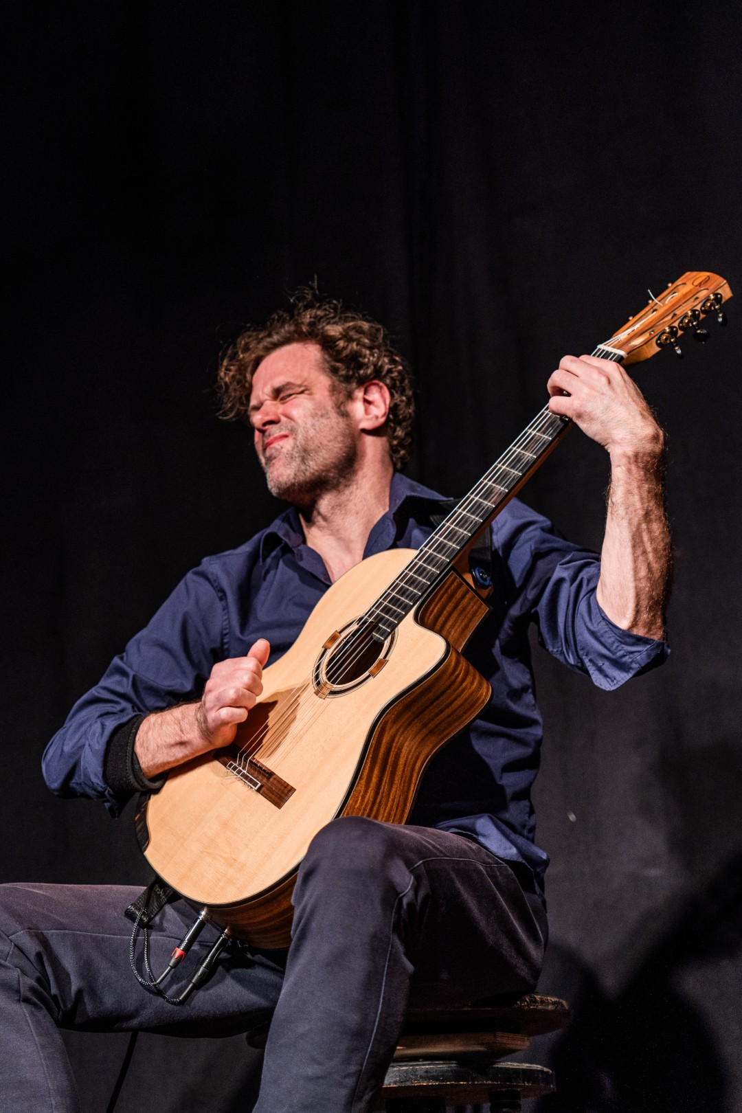 Gitarrist David Sick spielt emotional auf seiner akustischen Gitarre